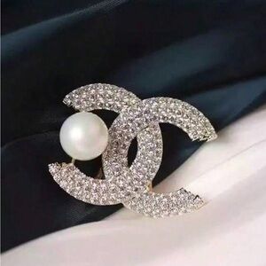 Designer brooch jewelry gold silver pearl pin Chanel double C bag charm designer
